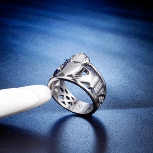 Dettaglio ravvicinato dell'anello Claddagh in argento con mani che tengono un cuore