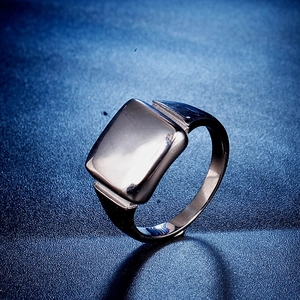Vue macro de la bague carrée polie en acier inoxydable au design minimaliste industriel
