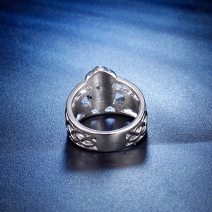 Anello vintage in acciaio argento con motivo a nodo celtico traforato su pelle