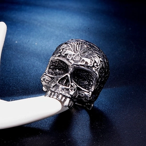 Vue détaillée d'une bague tête de mort pour homme avec gravures florales style punk gothique