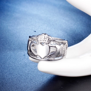 Anello Claddagh classico in acciaio argento con design di cuore, corona e mani