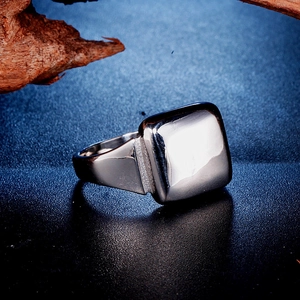 Chevalière carrée polie en acier inoxydable pour hommes avec détails texturés