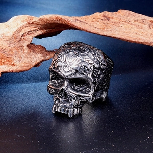 Bague tête de mort rétro en acier inoxydable avec gravures florales et style gothique
