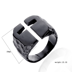 Bague gothique en acier inoxydable noir avec découpe en croix et texture de roche