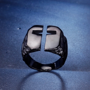Bague tête de mort noire style hip hop avec texture martelée et design en forme de croix