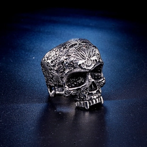 Bague tête de mort en acier pour homme avec gravures de mandala au style gothique
