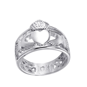 Anello Claddagh classico in argento con mani che tengono un cuore e corona su sfondo bianco