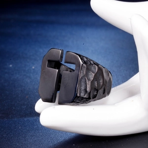 Bague casque spartiate noir pour homme en acier inoxydable martelé au style hip hop punk