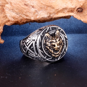 Bague rétro en acier inoxydable avec relief tête de loup dorée et fini argent antique