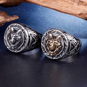 Gros plan de bagues tête de loup style viking avec reliefs et gravures latérales texturées