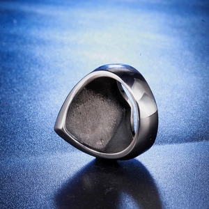 Bague pour homme en acier titane poli avec un design minimaliste à bande large et plate