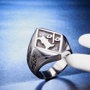 Bague chevalière vintage en acier inoxydable pour hommes avec un relief de personnage