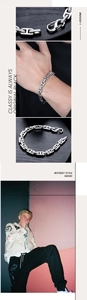 Dettaglio del bracciale a maglie industriali in acciaio al titanio con fibbie a U