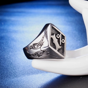 Gros plan sur une bague rétro en acier inoxydable avec gravure 1% et motifs flammes