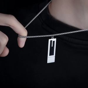 Collana con ciondolo rettangolare minimalista in argento e nero con catena a scatola