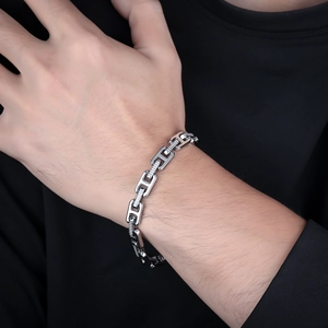 Bracciale da uomo a maglie in acciaio al titanio lucido a forma di H con finitura argento