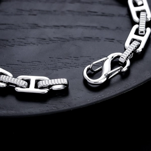 Bracciale lucido in acciaio al titanio argento con maglie a H e strisce verticali a rilievo