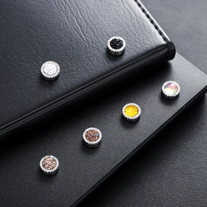 Fonkelende magnetische oorknoppen in zes kleuren met druzy-kristallen en kristal-halo's