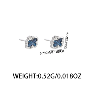 Irreguläre magnetische Clip-Ohrringe in Silber mit schimmerndem blauem Glitzereinsatz