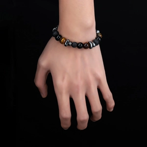 Tigerauge und Lavastein Perlenarmband für Herren auf einem schwarzen Hintergrund