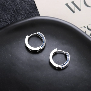 S925 Silber Huggie Ohrringe mit runden blauen Edelsteinen im trendigen Hip-Hop-Stil