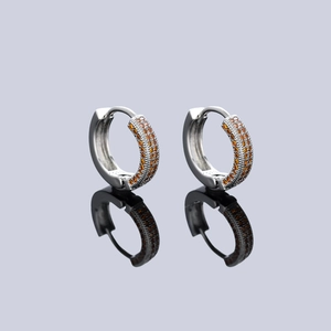 Silberne S925 Huggie-Ohrringe mit drei Reihen orangefarbenem Zirkonia-Pavé-Besatz