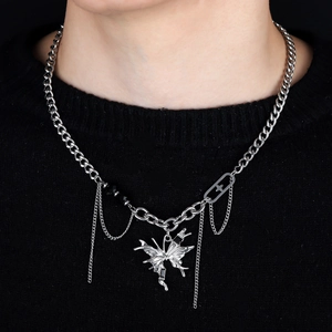 Collier papillon hip-hop avec chaîne cubaine et gland sur un pull-over noir
