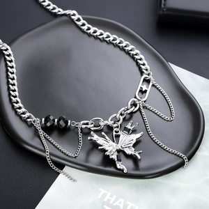Collier avec pendentif papillon argenté, chaîne cubaine épaisse et détails à franges