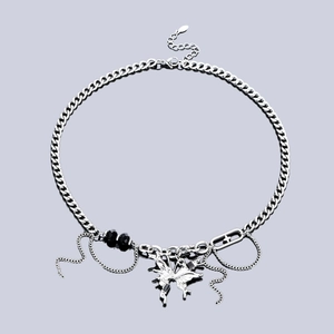 Collier pendentif papillon punk avec chaînes argentées et pompons de perles noires