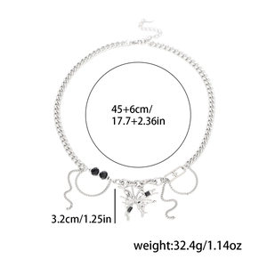 Collier papillon en acier titane avec perles noires et pompons sur chaîne cubaine