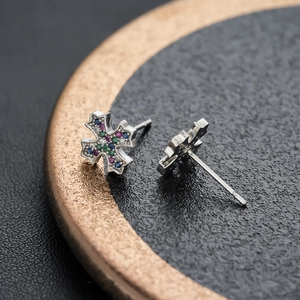 Orecchini a croce in argento con zirconi colorati mostrati in una vista macro dettagliata