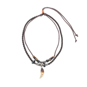 Collier tribal double couche avec cordons tressés, perles en bois et pendentif dent de loup