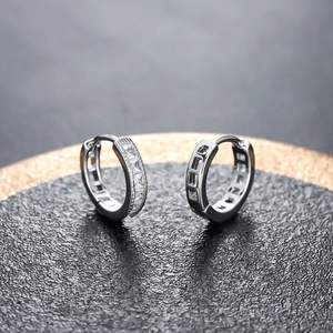 Pendientes huggie minimalistas de plata con circonitas cúbicas de corte cuadrado