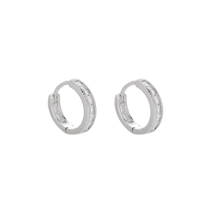Pendientes de aro plateados con circonitas de corte cuadrado y diseño minimalista