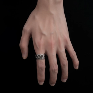 Anello a fascia larga vintage con motivo fleur-de-lis e finitura anticata