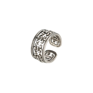 Anello aperto vintage in argento con motivi fleur-de-lis traforati e bordi perlati