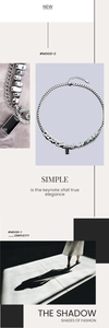 Gros plan détaillé du collier en titane avec zircon noir et perles argentées au style industriel