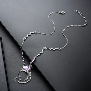 Halskette mit lila Zirkonia-Quadrat und Quastenanhänger in Silber für einen edlen Look