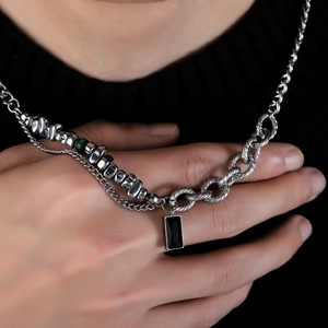 Collier multicouche en acier titane pour homme avec pendentif zircon noir sur pull noir
