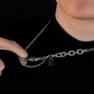 Collier en acier titane avec pendentif rectangulaire noir et perle verte mode