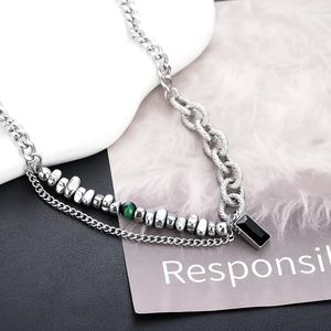 Collier multicouche en acier titane avec pendentif zircon noir et perle verte