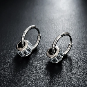 Boucles d'oreilles créoles argentées avec zircon transparent sur cuir noir