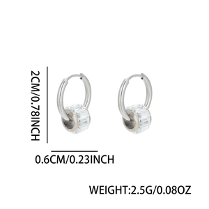 Boucles d'oreilles créoles en zircon classiques avec dimensions 2 cm par 0,6 cm
