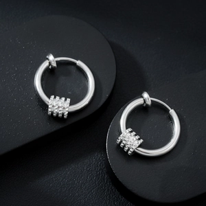 Boucles d'oreilles anneaux argentés avec cercles ciselés sur cuir noir élégant