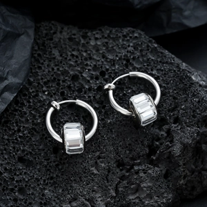 Boucles d'oreilles créoles argentées avec cristaux rectangulaires sur pierre noire