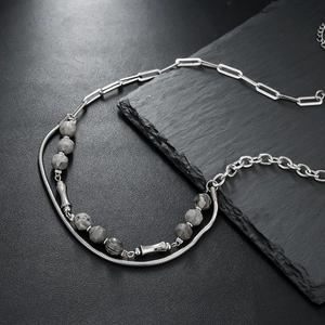 Collier multicouche moderne en acier titane avec perles de marbre gris irrégulières