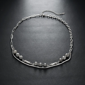 Collier minimaliste en pierre irrégulière avec chaîne mixte en acier au titane