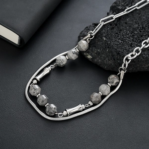 Collier multicouche en acier titane avec perles en marbre et chaîne à trombones