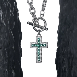 Collier croix en acier titane avec zircon vert et fermoir OT pour hommes et femmes