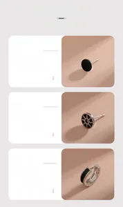 Detailansicht von Titanstahl-Ohrsteckern mit schwarzem Emaille- und Sonnentotem-Design